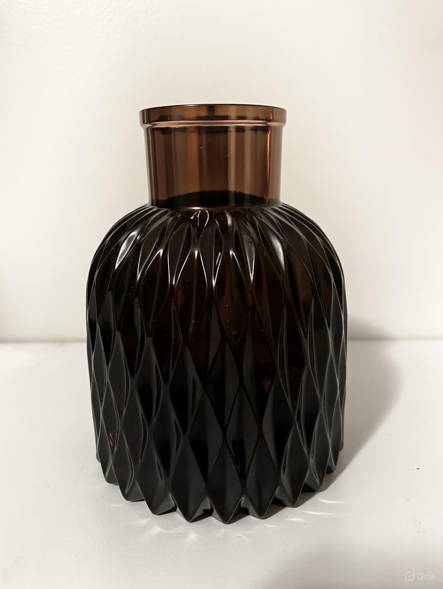 Vase med facetslebet design